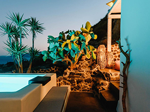 天河路一酒店亮灯撑广州，战胜疫情一定“掂”